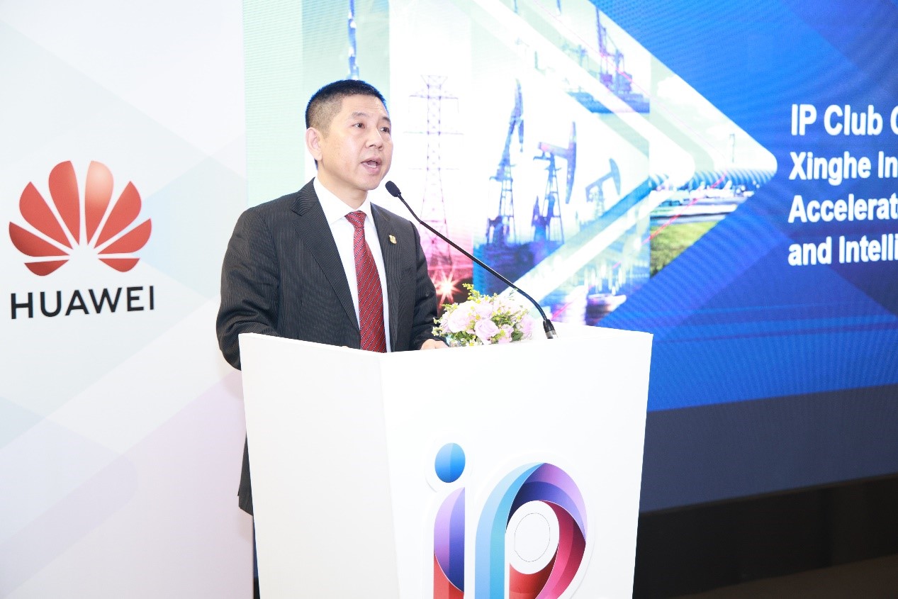 Leon Wang, President of Data Communication Product Line, Huawei, delivering a speech